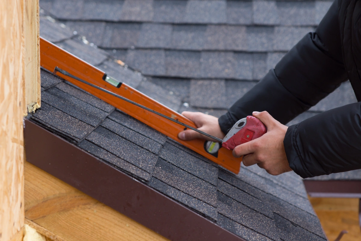 Contractor measures roof pitch. how to measure roof pitch