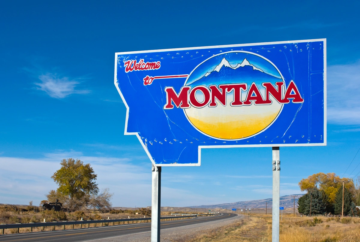 entering to Montana with sign